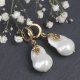 Kolczyki Huggie z pozłacanego srebra próby 925 z perłami seashell w stylu barokowym. Kolczyki kolka na wesele, ślubne.
