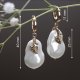 Kolczyki Huggie z pozłacanego srebra próby 925 z perłami seashell w stylu barokowym. Kolczyki kolka na wesele, ślubne.