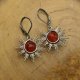 Czerwone kolczyki słoneczka karneol, wire wrapping, stal chirurgiczna, słońce, gwiazdki