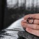 Elegancki pierścionek ze srebrnych kamieni