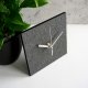 Minimalistyczny zegar stołowy