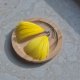 Żółte kolczyki z piórek