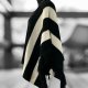 Rzadkie znalezisko ‘Wełniane’ poncho Kontatto z frędzlami Black&White – rozmiar uniwersalny