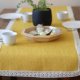 Żółty bieżnik na stół wielkanocny z lnu dekoracjynego z koronką