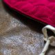 Brązowy plecak z czerwoną pikowaną klapą