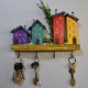 Drewniany wieszak do kluczy z kolorowymi domkami i zielonymi roślinami, 4 haczyki, Malutkie domki, Dekoracyjny wieszak ścienny, Organizer na klucze