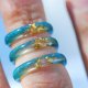 Minimalistyczny, cienki turkusowy pierścionek ze złotymi płatkami