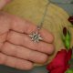 Mały wisiorek róża wiatrów kryształ górski, wire wrapping, stal chirurgiczna