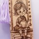 Zakładka do książki drewniana, ręcznie wypalana - "Magia książek" (pirografia)