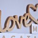 Drewniany napis love stojący na półkę, romantyczny, 10cm x 27cm, dekoracja stojąca na ślub, weselny stół, pamiątkę, z litego drewna