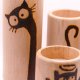 Zestaw 4 drewnianych świeczników tealight, ręcznie wypalane wzory (pirogrofia) - KOTY - na prezent