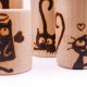 Zestaw 4 drewnianych świeczników tealight, ręcznie wypalane wzory (pirogrofia) - KOTY - na prezent