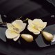 Kolczyki orchidee ze szklaną kroplą - kremowo-złote