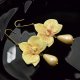 Kolczyki orchidee ze szklaną kroplą w delikatnym odcieniu złota