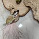 Unikalna broszka ptak – haft, kryształki i pióra – prezent handmade