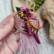 Artystyczna broszka z piór – biżuteria handmade dla miłośniczek stylu