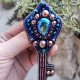 Broszka z motywem Klucza – Elegancka biżuteria handmade z kryształkami