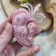 Wyjątkowa broszka handmade z koralików i kryształów – elegancki prezent dla kobiety