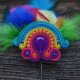 Kolorowa broszka soutache z piórkami