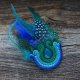 Barwna broszka soutache z piórkami