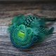 Zielona broszka soutache z piórkami