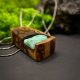 Wisiorek z orzecha z chryzoprazem – roślinna opowieść w drewnie  – biżuteria z duszą ziemi, pirografia, handmade, prezent Dzień Matki Unique Jewelry D