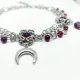 Zanurz się w klimat mrocznej elegancji z tym ręcznie wykonanym naszyjnikiem typu choker inspirowanym królewską estetyką, gotykiem i tajemniczą aurą kr