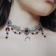 Zanurz się w klimat mrocznej elegancji z tym ręcznie wykonanym naszyjnikiem typu choker inspirowanym królewską estetyką, gotykiem i tajemniczą aurą kr