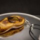 Wisiorek "Bursztyn 2" –żywioł ognia i bursztynowego światła,octowiec, pirografia, prezent; Amber and Wood Pendant, biżuteria na Dzień Matki