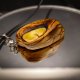 Wisiorek "Bursztyn Żywiołów" – zaklęta siła natury i ognia,octowiec, pirografia, prezent; Amber and Wood Pendant, biżuteria na Dzień Matki