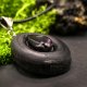 Wisiorek "Hebanowy Fluoryt –naturalna głębia drewna i magiczne światło kamienia, brzoza, pirografia, prezent; Wood Pendant, biżuteria Dzień Matki
