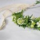 Łąka po deszczu – romantyczny wianek handmade z zielenią i białymi kwiatami, boho styl