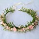Pudrowa mgiełka – romantyczny wianek handmade z pastelowymi kwiatami w stylu boho