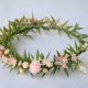 Pudrowa mgiełka – romantyczny wianek handmade z pastelowymi kwiatami w stylu boho