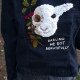 Ręcznie wyszywana jeansowa kurtka z owcą, czaszką i malinami