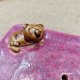 Piękna mydelniczka z kotem ceramiczna malinowa - z figurką KOTKA ręcznie robiona na stópkach różowa mydelniczka
