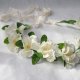 Śmietankowa Rosa – romantyczny wianek handmade z liśćmi pokrytymi kroplami rosy i białymi kwiatami