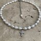 Choker z naturalnych pereł słodkowodnych z krzyżykiem