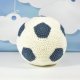 Szydełkowa poduszka w kształcie piłki nożnej – handmade dla małego fana sportu