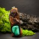 Biżuteria z duszą natury - wisiorek z malachitem i ręcznie rzeźbionym drewnem orzecha - prezent handmade, prezent Unique Jewelry Design; Luxury Wooden