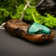 Biżuteria z duszą natury - wisiorek z malachitem i ręcznie rzeźbionym drewnem orzecha - prezent handmade, prezent Unique Jewelry Design; Luxury Wooden