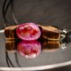 Ręcznie rzeźbiony wisiorek z drewna i różowego agatu – biżuteria z duszą natury - pirografia prezent dla kobiety dla niej Unique Jewelry Design