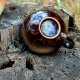 Piękna ciemna filiżanka ceramiczna