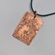 Wyjący wilk. Wisiorek z miedzi i mosiądzu. Amulet mocy