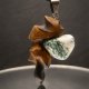 Ręcznie rzeźbiony wisiorek z orzecha, agat mszysty– biżuteria z duszą natury - pirografia prezent dla kobiety dla niej Unique Jewelry Design