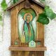 Drewniana kapliczka z domkami - Anioł czuwający