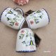 Kubek ceramiczny folkowy Bell dekoracja Tulipan kaszubska ceramika ręcznie zdobiona kubek tulipan wzór kaszubski rękodzieło malowany i stempelkowany