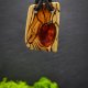 Wisiorek "Bursztyn w octowcu" –żywioł ognia i bursztynowego światła,octowiec, pirografia, prezent; Amber and Wood Pendant, biżuteria