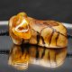 Wisiorek "Bursztynowy ślimak" –żywioł ognia i bursztynowego światła,octowiec, pirografia, prezent; Amber and Wood Pendant, biżuteria