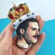 Broszka portret "Freddie Mercury w koronie" ręczny haft nićmi muliną i koralikami